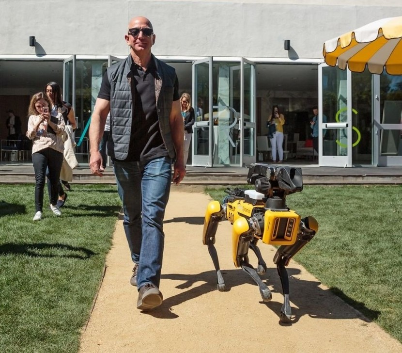Джефф Безос з роботом собака